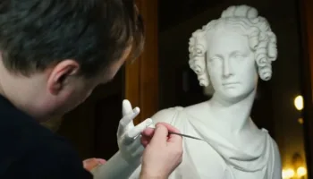 В Эрмитаже житель Новороссийска отломал палец у скульптуры императрицы Александры Фёдоровны