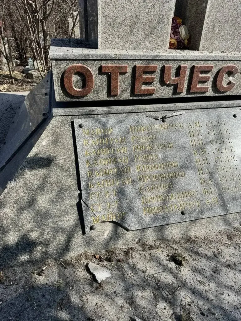 повреждения памятника в Мысхако после ударов БПЛА (1)