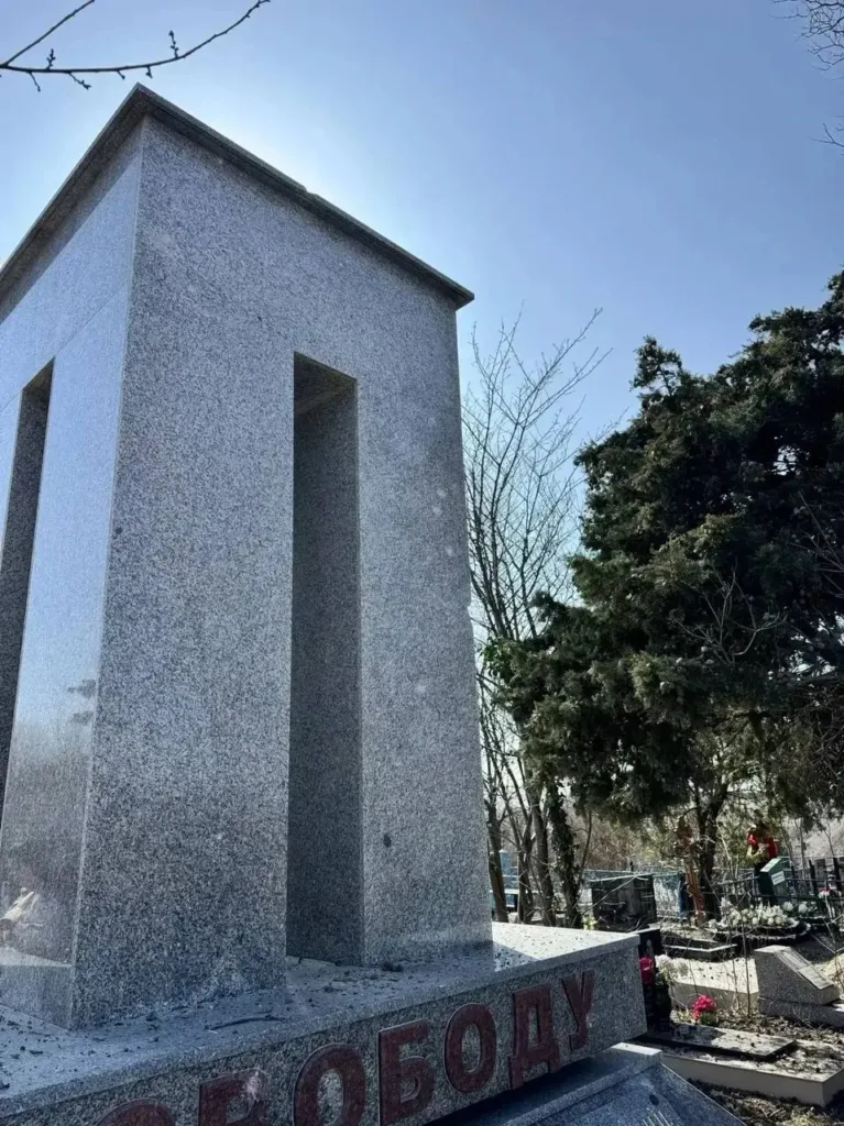 повреждения памятника в Мысхако после ударов БПЛА (2)