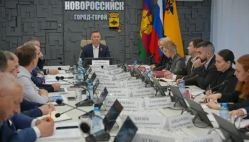 В Новороссийске так и не нашли эвакуатор для грузовиков и решили снимать их на камеру
