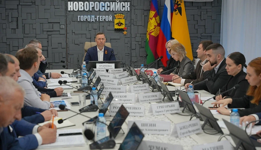 Мэр Новороссийска решил снимать на камеру незаконно паркующиеся большегрузы из-за отсутствия эвакуаторов