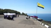 На Маркотхе развернули шестиметровый флаг Новороссийска