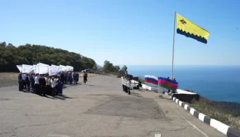 На Маркотхе развернули шестиметровый флаг Новороссийска